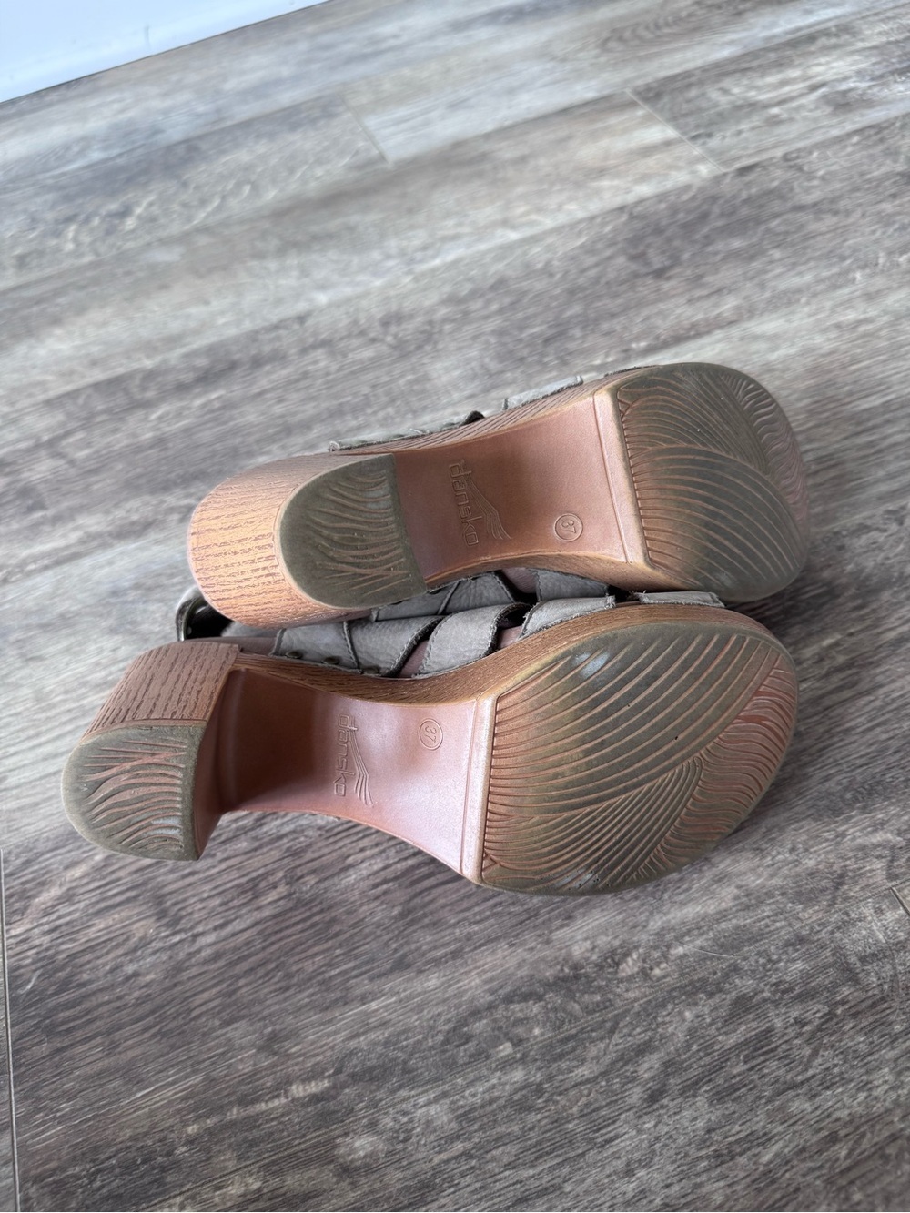 Dansko Taupe Leather Cutout Playform Heeled Sandals with Buckle - Size: 37 - Picture 9 of 10